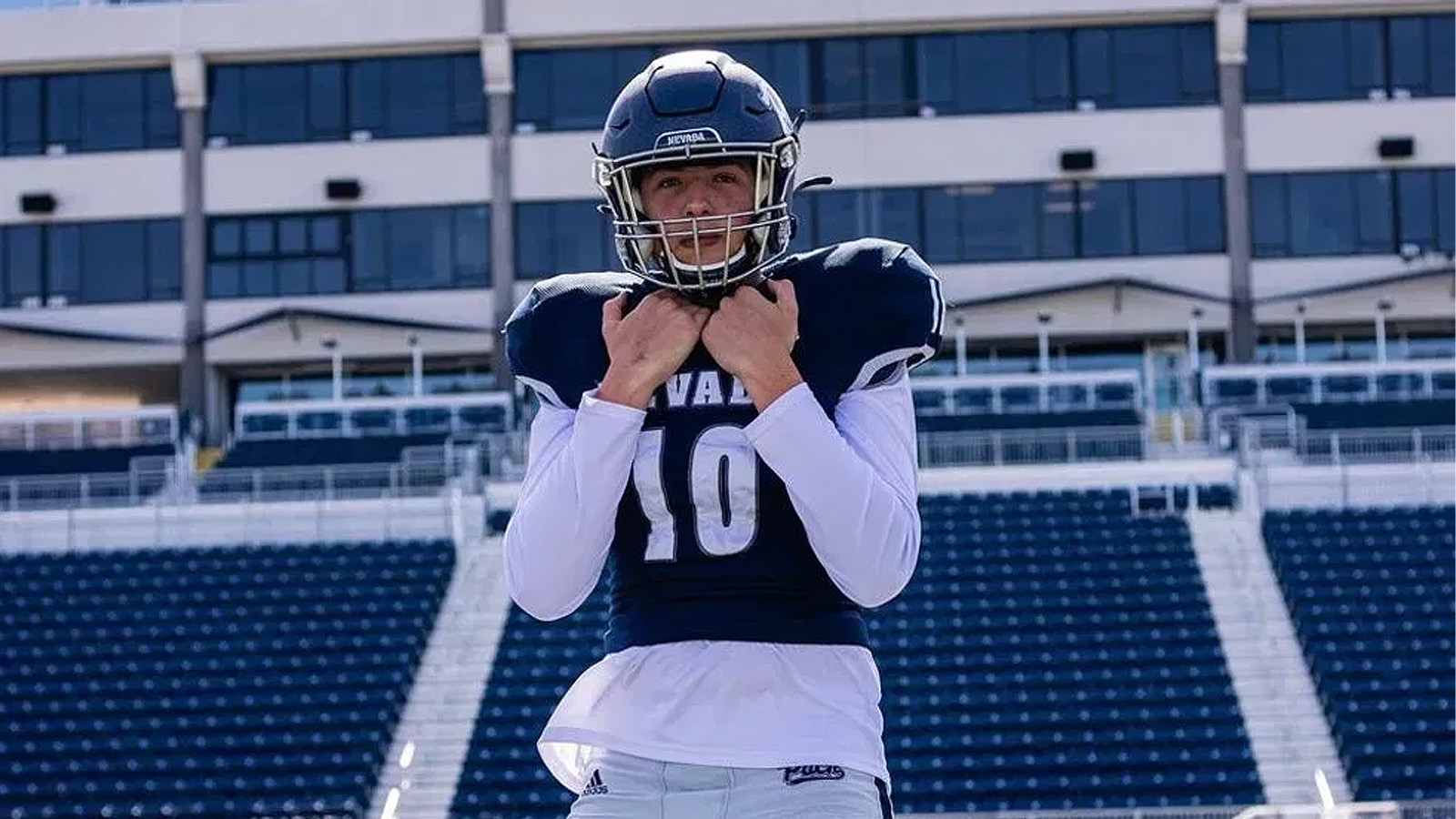 Insanely Tall CFB QB Goes Viral For TOWERING Over Teammates