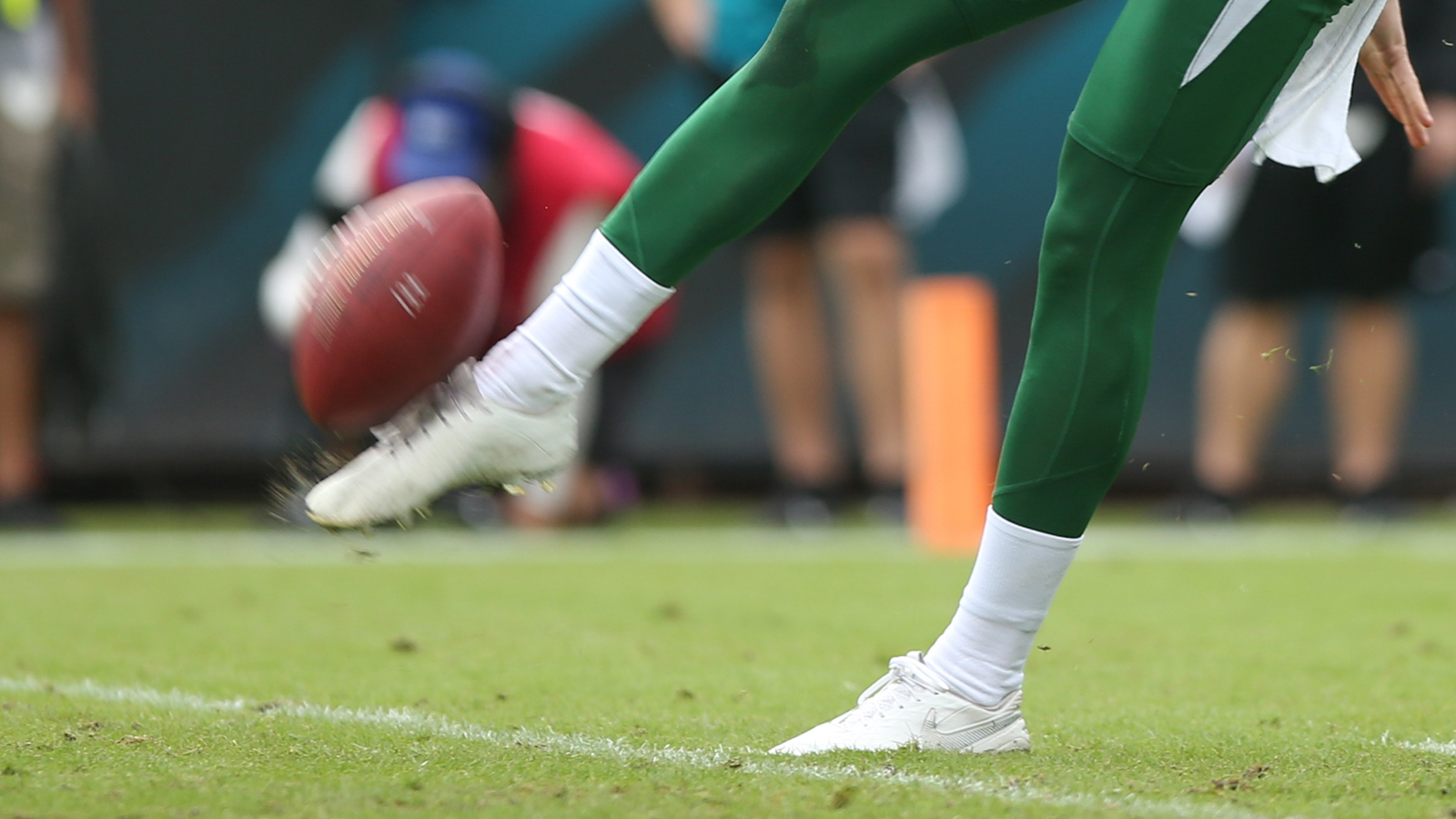 Floyd Little (44) of the Denver Broncos avoids the tackle of Jets' Steve  O'Neal (20) and continues on his way to the Jets 1-yard line where he was  tripped up in Denver