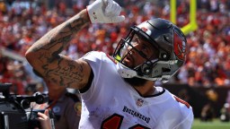 Fans Expect GOAT-Like Performance After Seeing Mike Evans’ Pregame Outfit