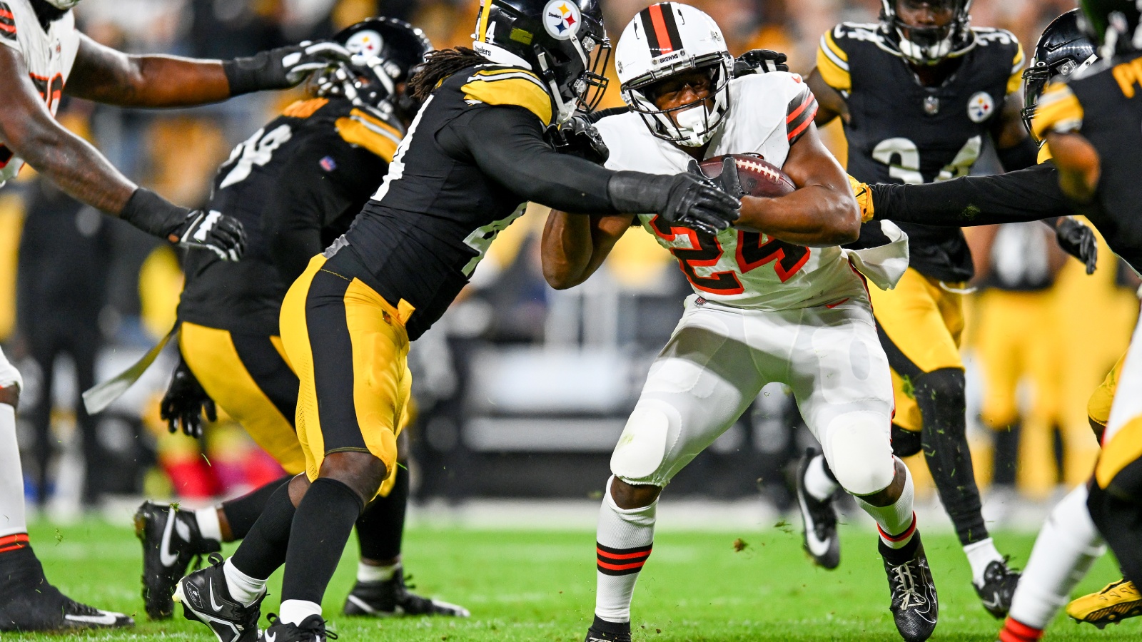 Browns star running back Nick Chubb carted off with knee injury vs