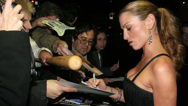 sopranos actress drea de matteo signing autographs