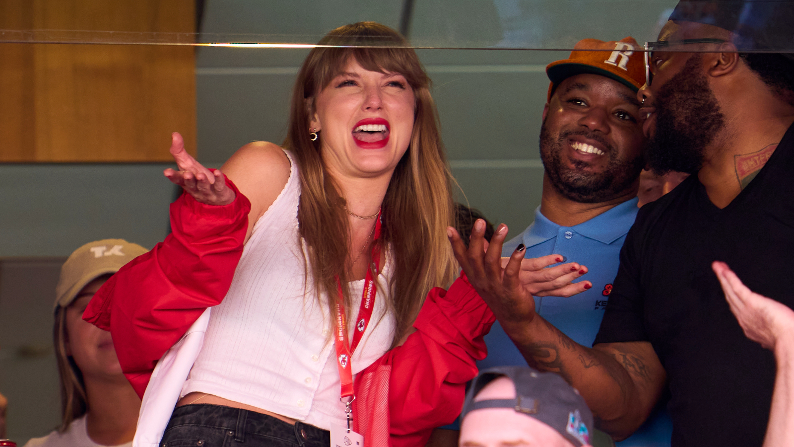 Taylor Swift fans convinced she left Travis Kelce suite in popcorn cart