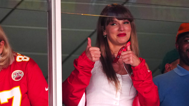 taylor swift gives chiefs fans thumbs up sign from kelce suite