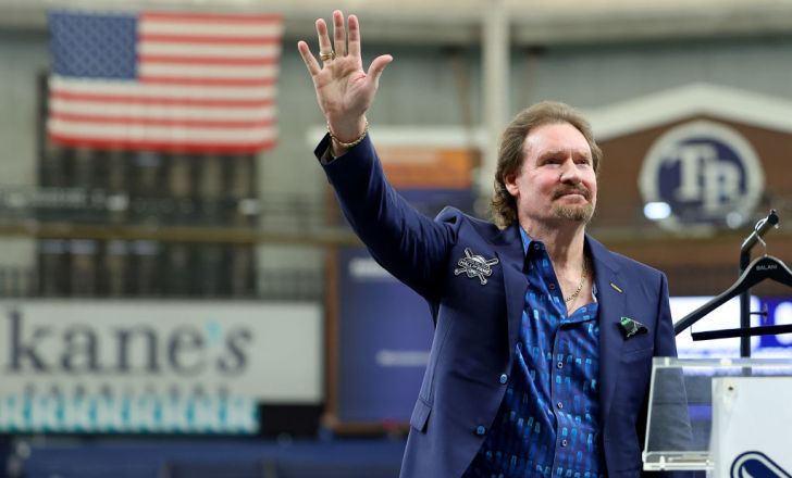 Wade Boggs speaks during a ceremony inducting him into the Tampa Bay Rays Hall of fame