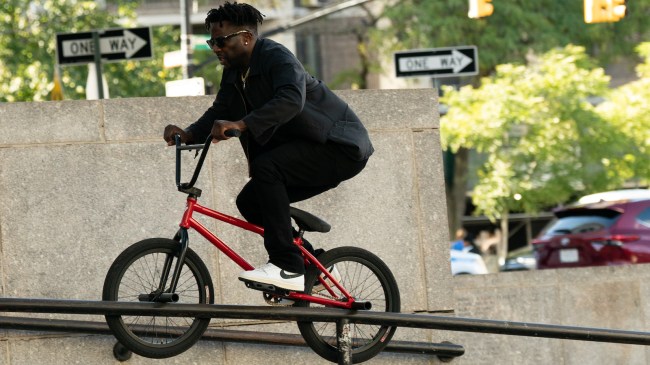 nigel sylvester grinding a rail in new york city