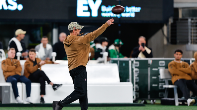 Aaron Rodgers throws prior to Jets game