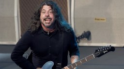 Dave Grohl Has To Hold Up ‘No Cursing’ Sign During UAE Concert To Remind Himself To Stay Out Of Jail