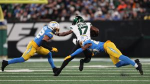 garrett wilson making a catch against the chargers