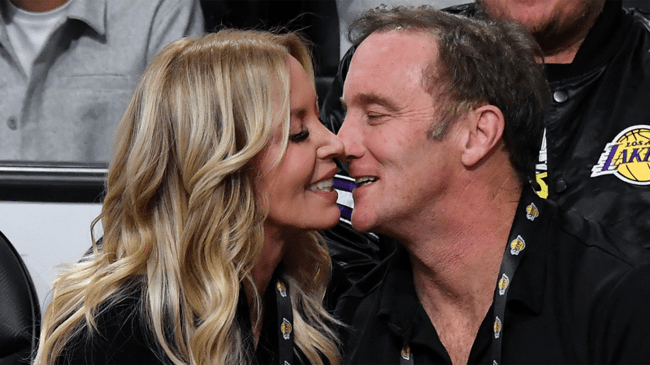 jeanie buss and husband jay mohr kiss at lakers game