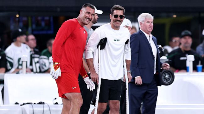 travis kelce and aaron rodgers talking on the field