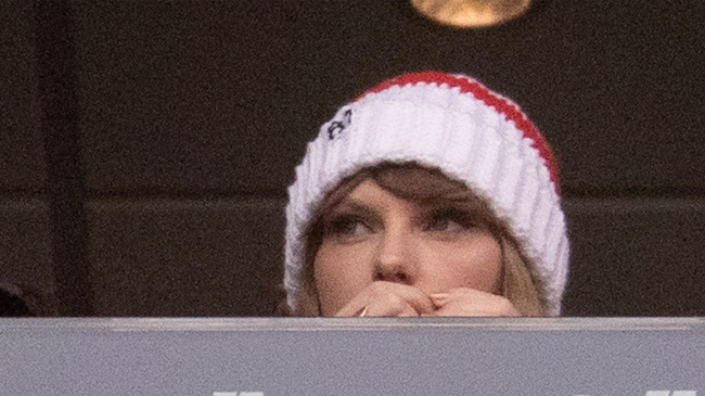 Taylor Swift watches New England Patriots and Kansas City Chiefs