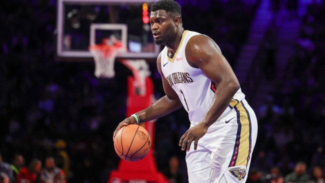 Zion Williamson dribbles the ball during a matchup between the Pelicans and Lakers.