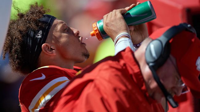 patrick mahomes drinking from a gatorade bottle