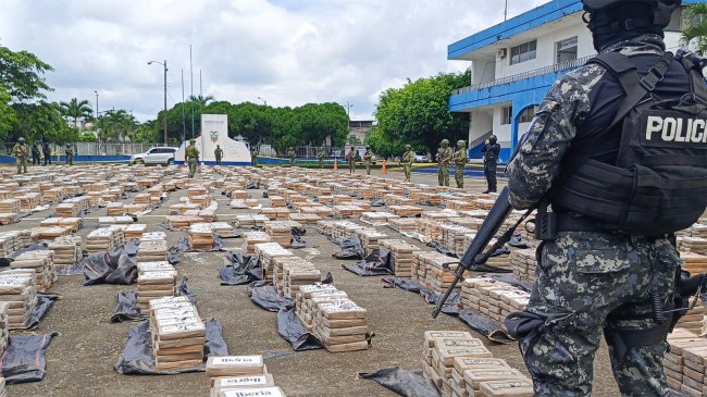 Members police Army 22 tons drugs seized Quevedo Ecuador