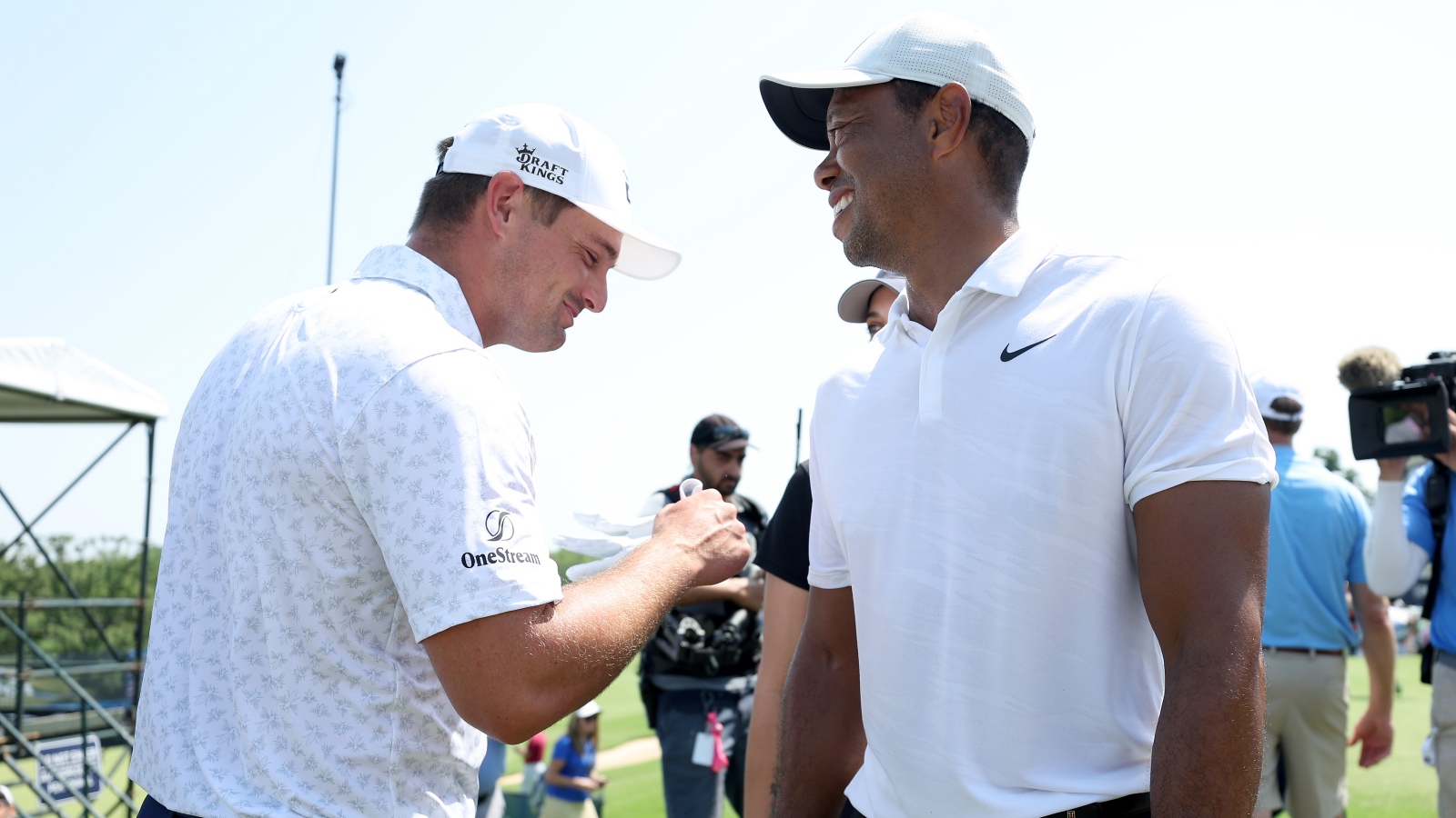 Bryson DeChambeau and Tiger Woods shaking hands