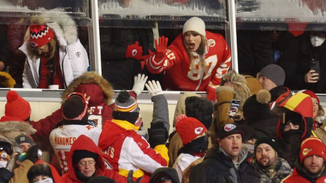 taylor swift high fiving chiefs fans