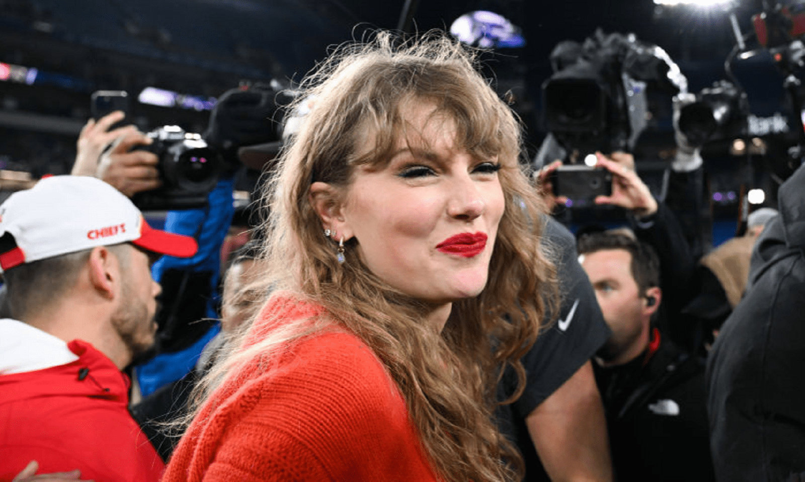 taylor-swift-had-a-classy-message-for-tony-romo-on-the-field-after