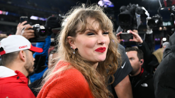 Taylor Swift Had A Classy Message For Tony Romo On The Field After Chiefs-Ravens Game