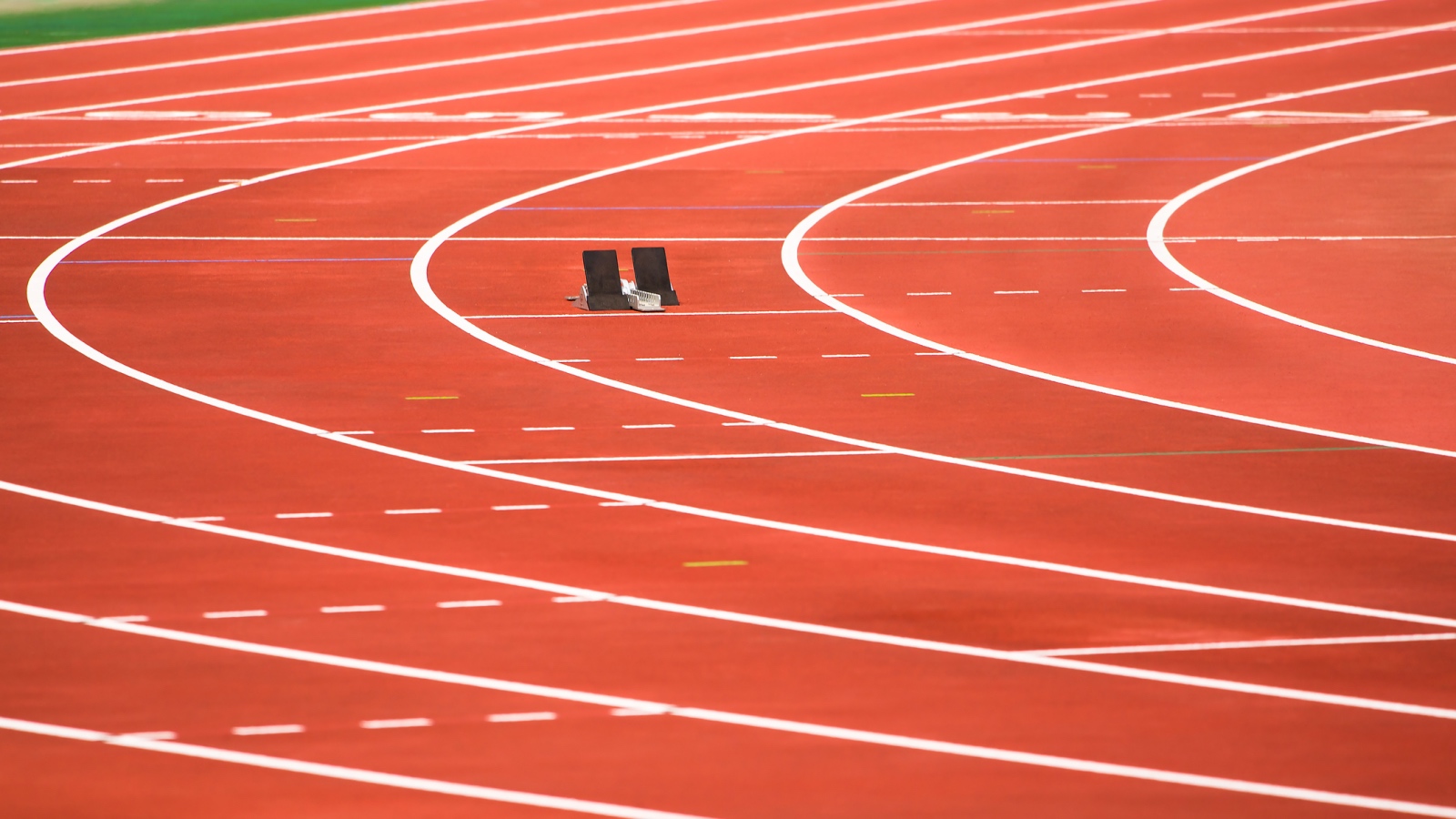 Female Track Star Humbles Super Average Dude In 400M Race