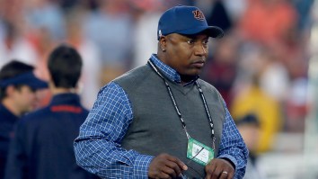 Bo Jackson Brutally Shuts Down Auburn Fan Trying To Take Selfie At Tigers Basketball Game