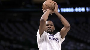 Kevin Durant warms up before a Phoenix Suns game.