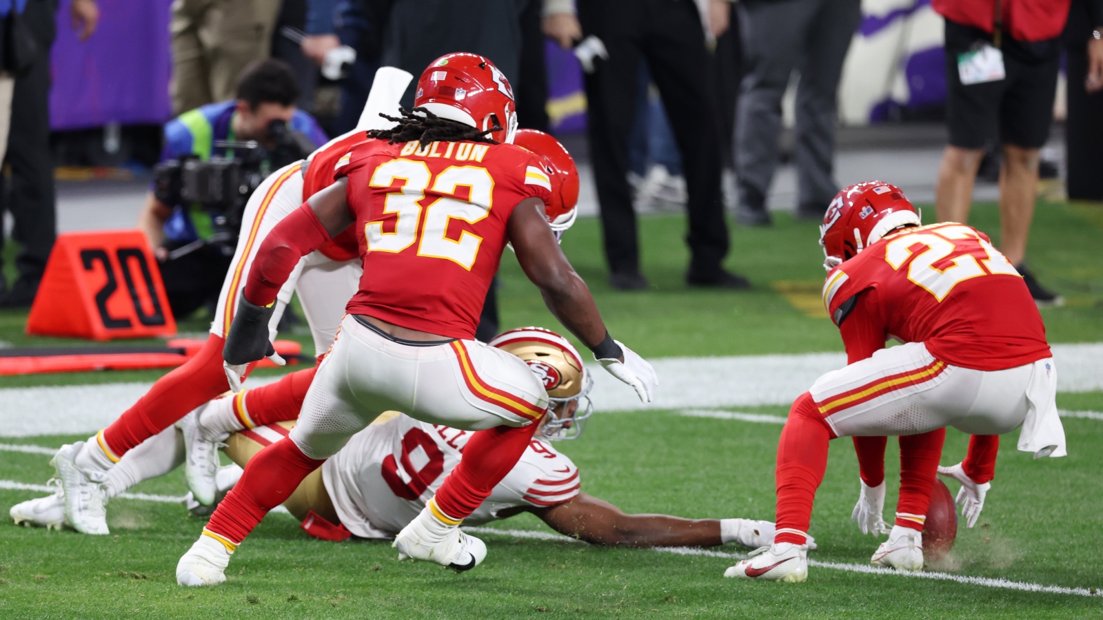 Kansas City Chiefs recover fumble in Super Bowl LVIII