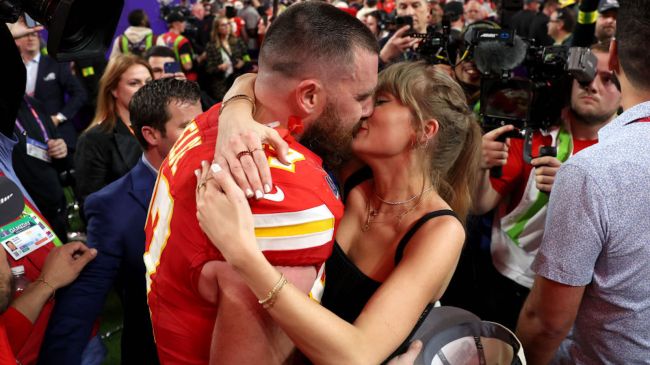 travis kelce and taylor swift kissing after the super bowl