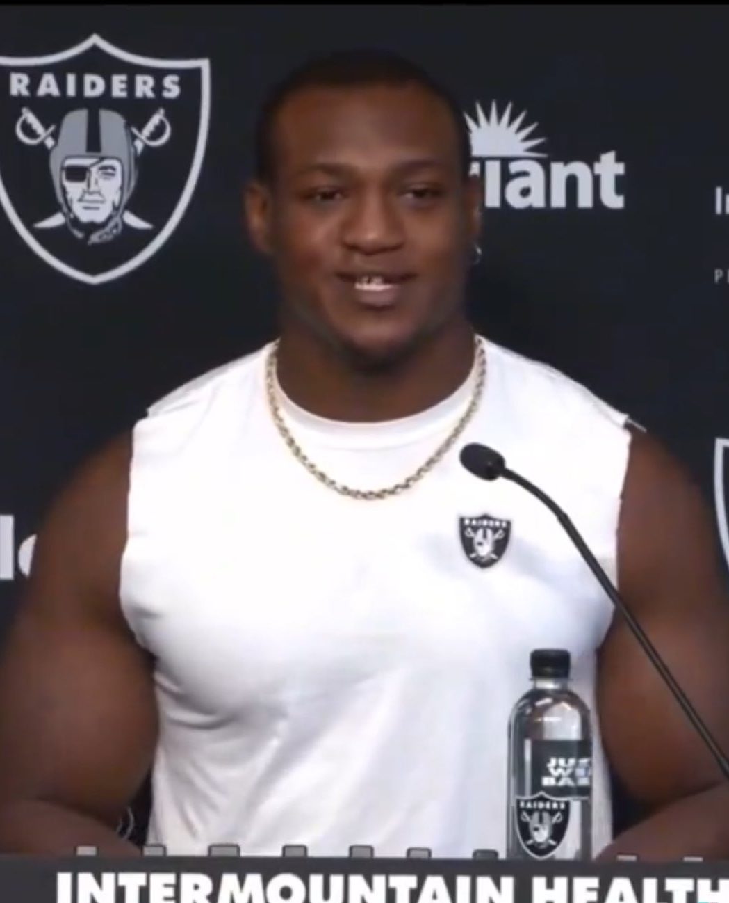 Raiders RB1 Zamir White Is Built Like The Hulk After Throwing Hay