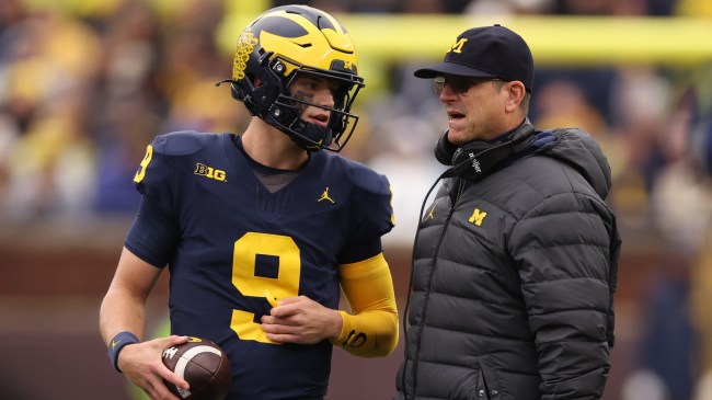Jim Harbaugh and JJ McCarthy talk on the sidelines.