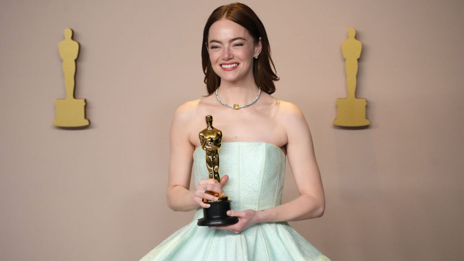 Emma Stone Holding An Oscar Award ?resize=1536