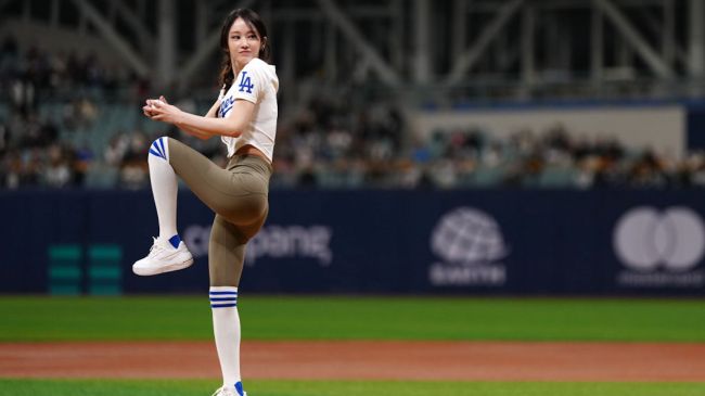 jeon jong seo throwing out first pitch at dodgers game