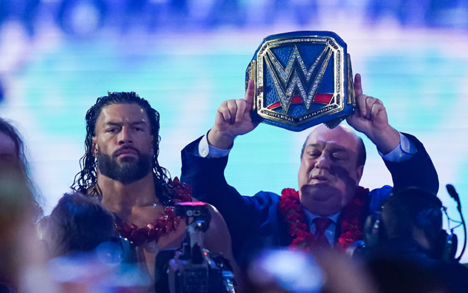 Emotional Roman Reigns Hugs Paul Heyman Backstage After Losing WWE ...