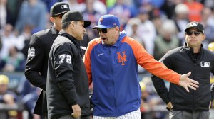 Mets manager Carlos Mendoza argues a call with umpires.