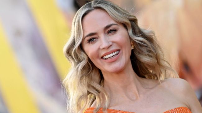 emily blunt smiling at the premiere of the fall guy
