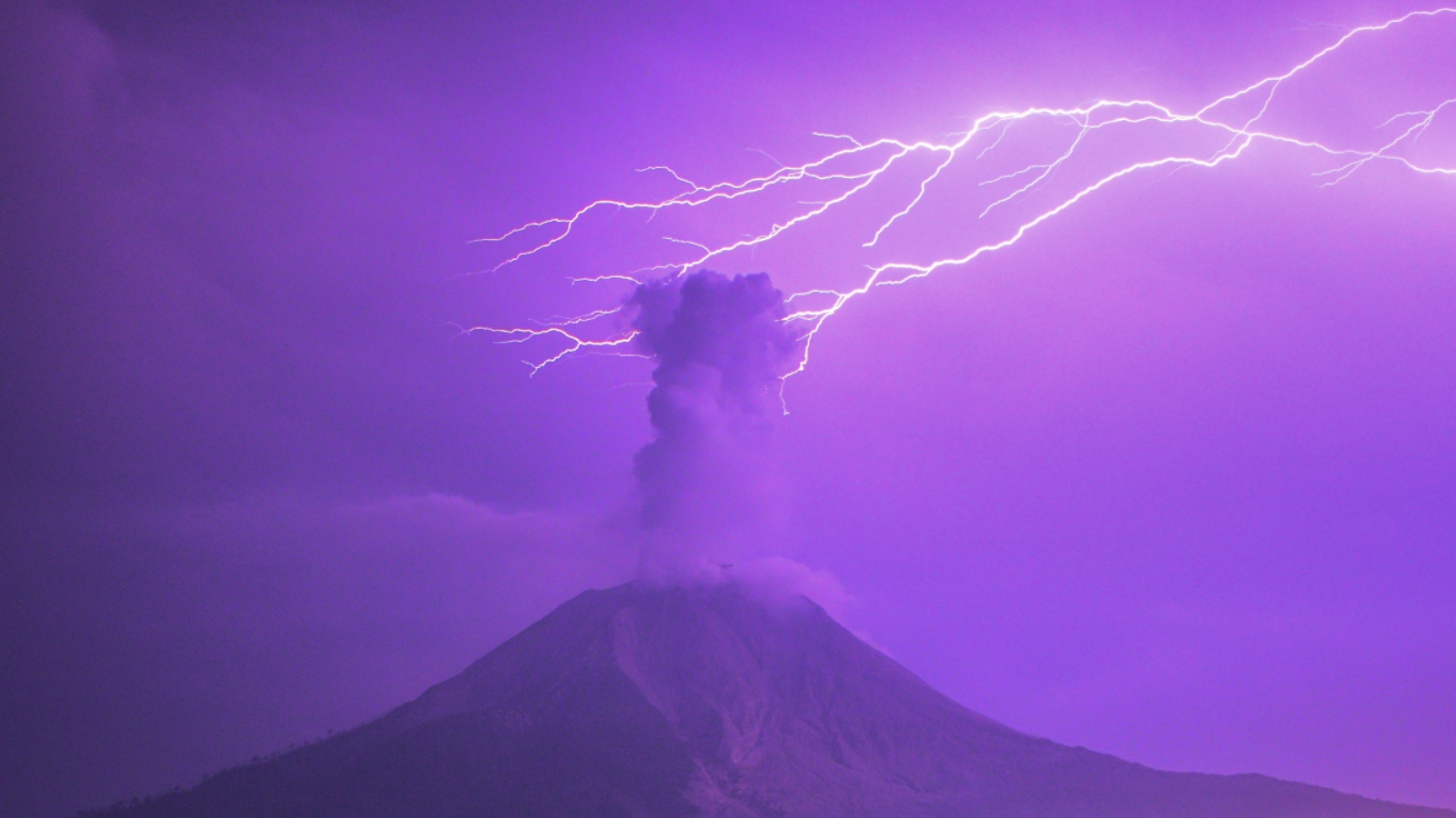 Una tormenta eléctrica durante una erupción sorprende a los expertos en meteorología