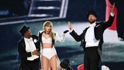 London Crowd Loses Its Mind As Travis Kelce Performs With Taylor Swift On Stage For The First Time