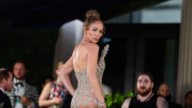 jennifer lopez posing at the 2024 met gala