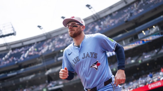 Danny Jansen runs onto the field for the Blue Jays.