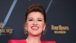 Kelly Clarkson Receives Backlash Online For ‘Annoying’ Opening Ceremonies Analysis