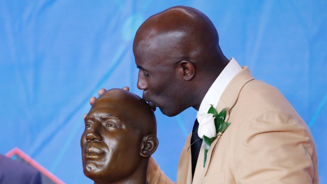 Terrell Davis kisses his bust during Pro Football Hall of Fame Ceremony