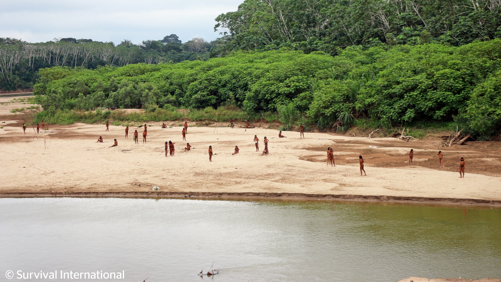 Se publican nuevas imágenes de una tribu desconectada en la Amazonía peruana