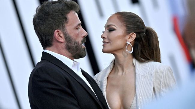 ben affleck and jennifer lopez looking into each others eyes