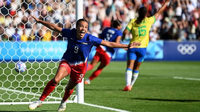 mallory swanson scoring against brazil