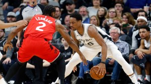 Kawhi Leonard guards DeMar DeRozan