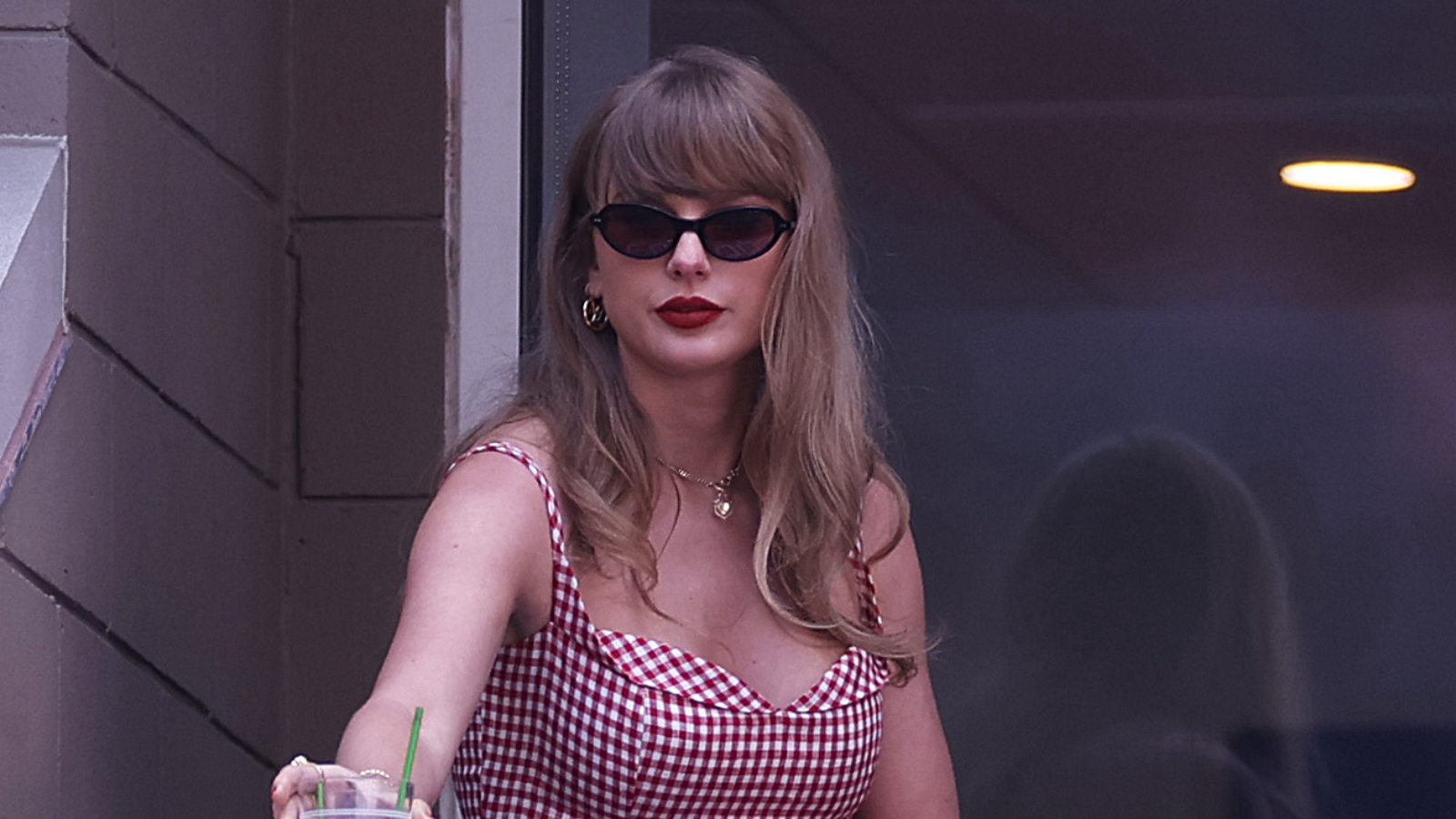 Taylor Swift Praises Travis Kelce During VMA's Acceptance Speech