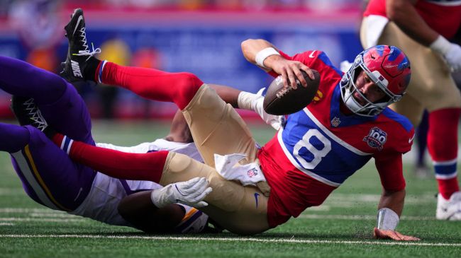 daniel jones getting sacked by a minnesota viking