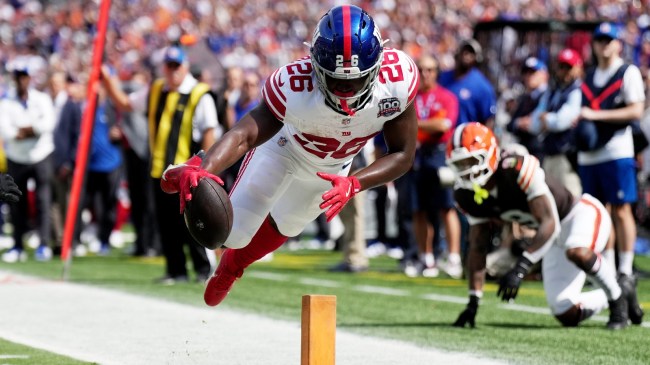 New York Giants RB Devin Singletary dives for the endzone.