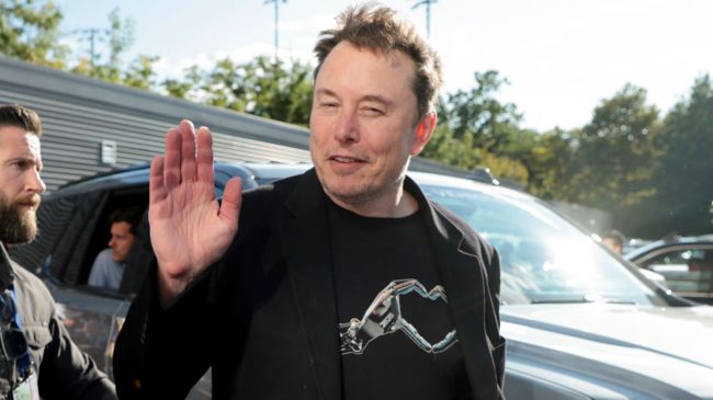 elon musk waving