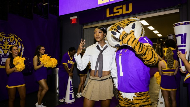 Flau'jae Johnson poses for a photo with the LSU mascot.