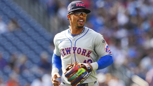 New York Mets infielder Francisco Lindor honors first responders during a game.